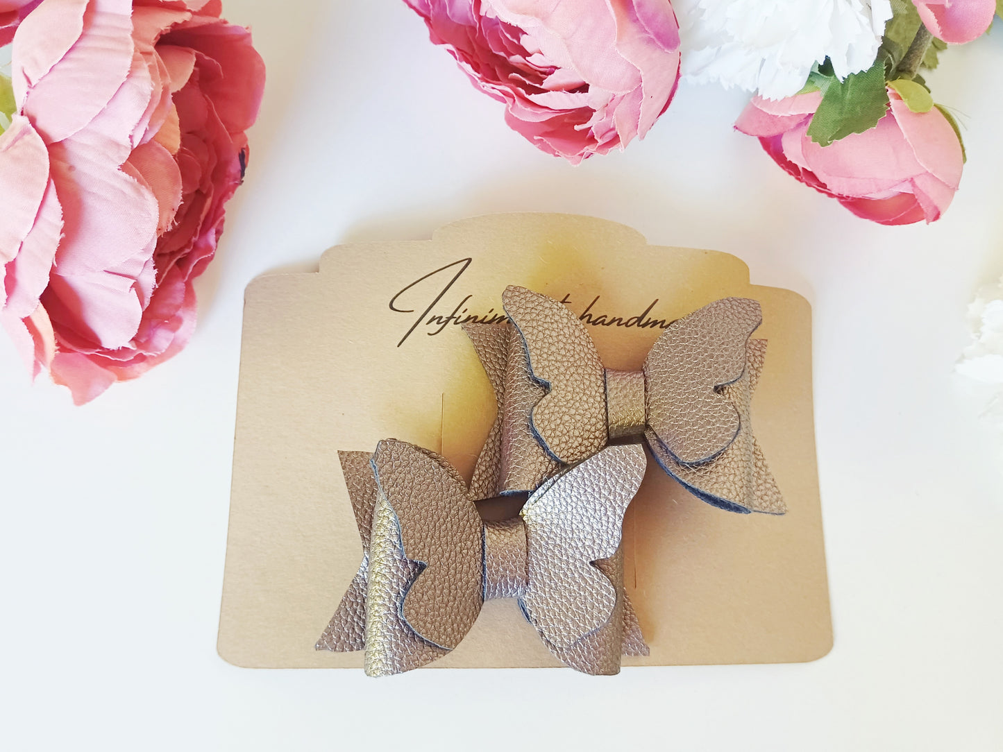 Cléo, butterfly clips