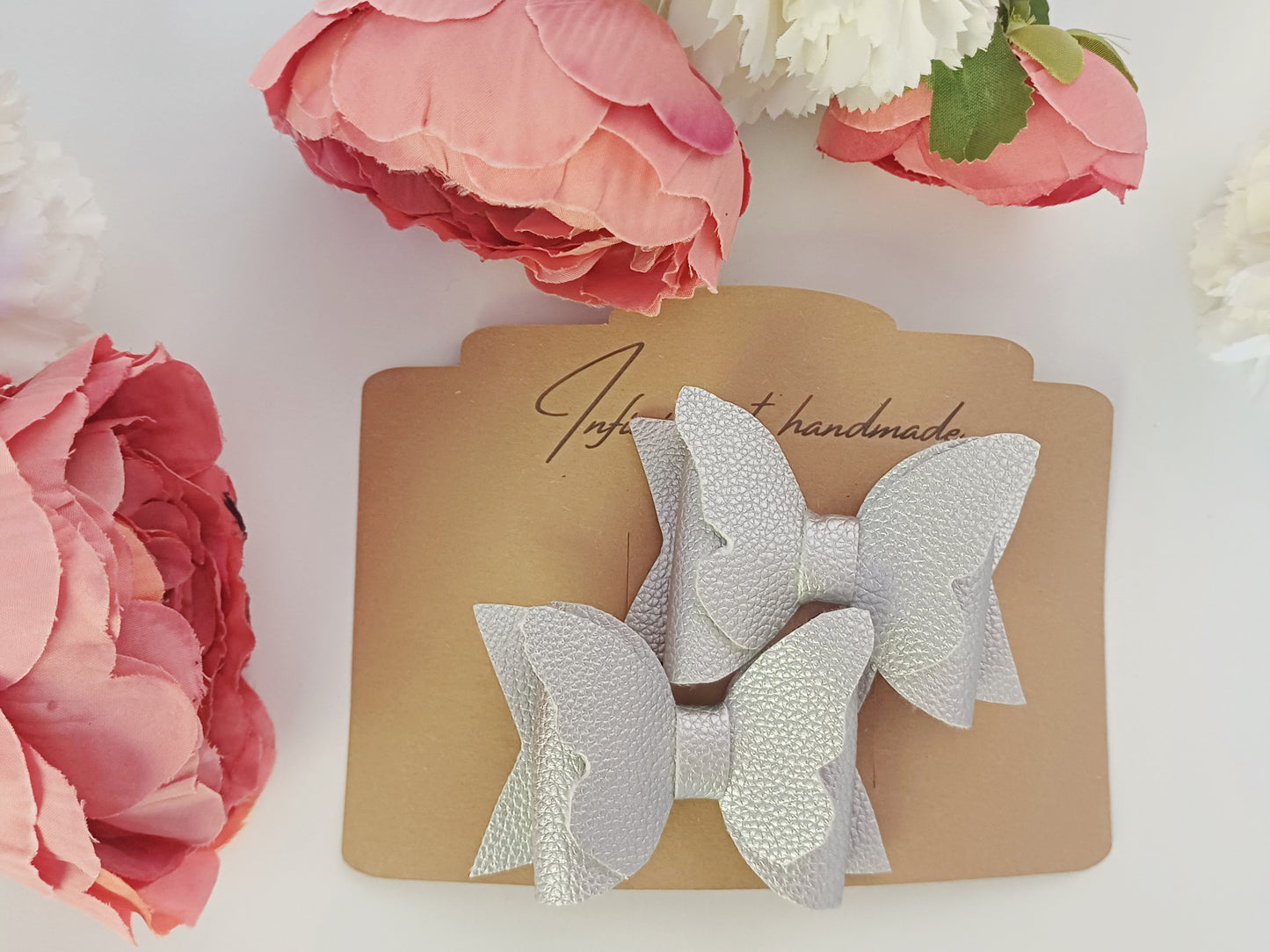 Cléo, butterfly clips