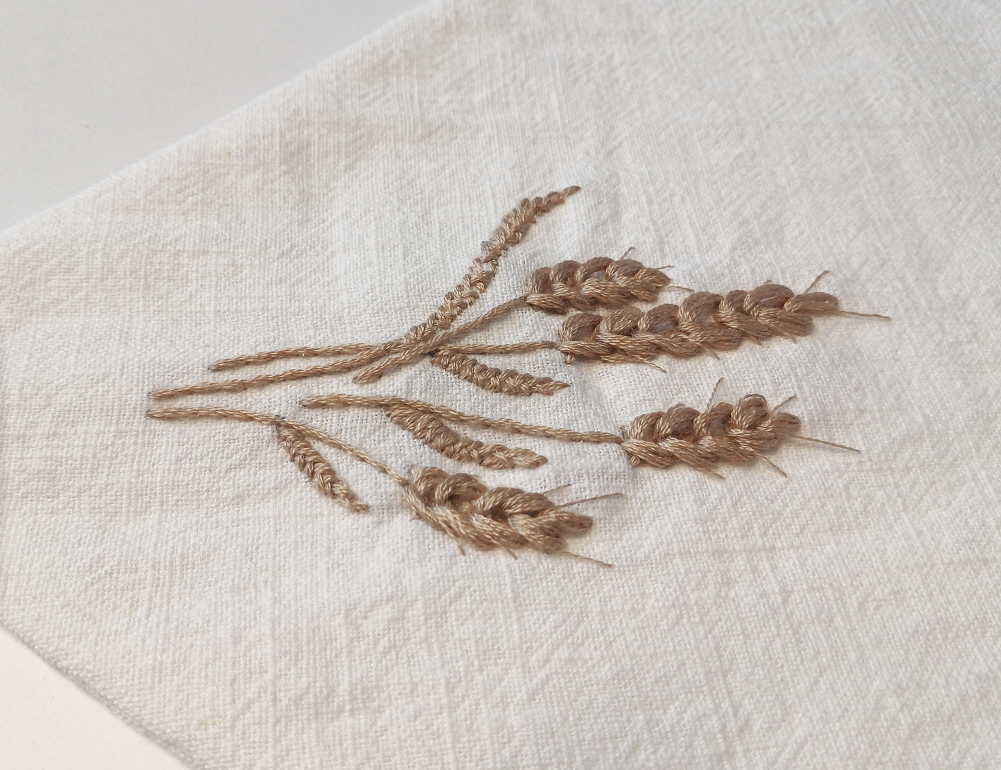 Joséphine, the small linen scarf with handmade embroidery