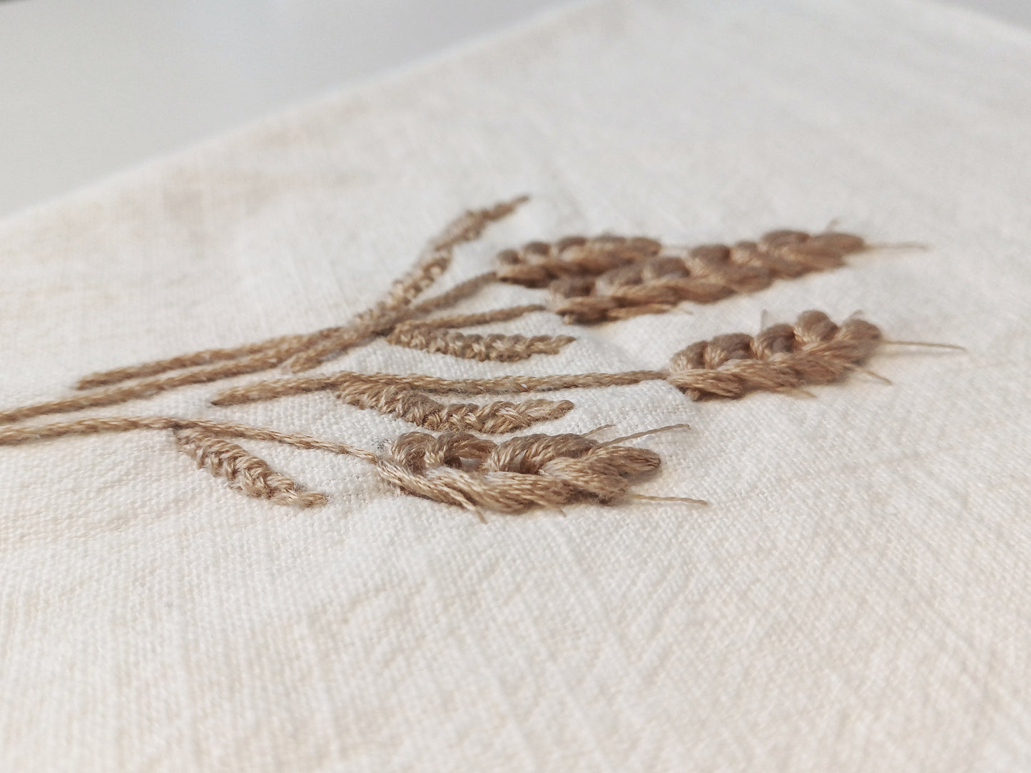 Joséphine, the small linen scarf with handmade embroidery