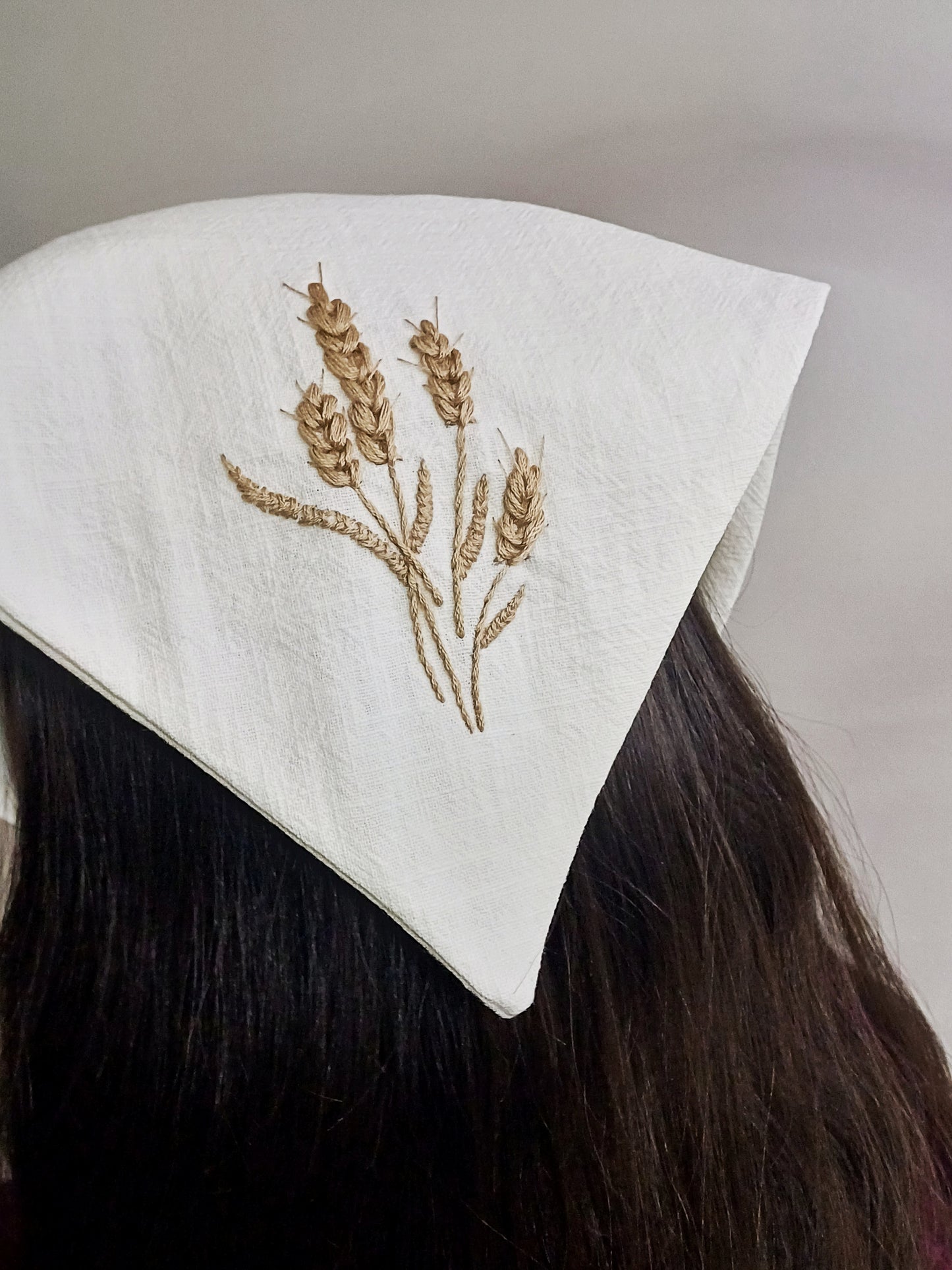 Joséphine, the small linen scarf with handmade embroidery