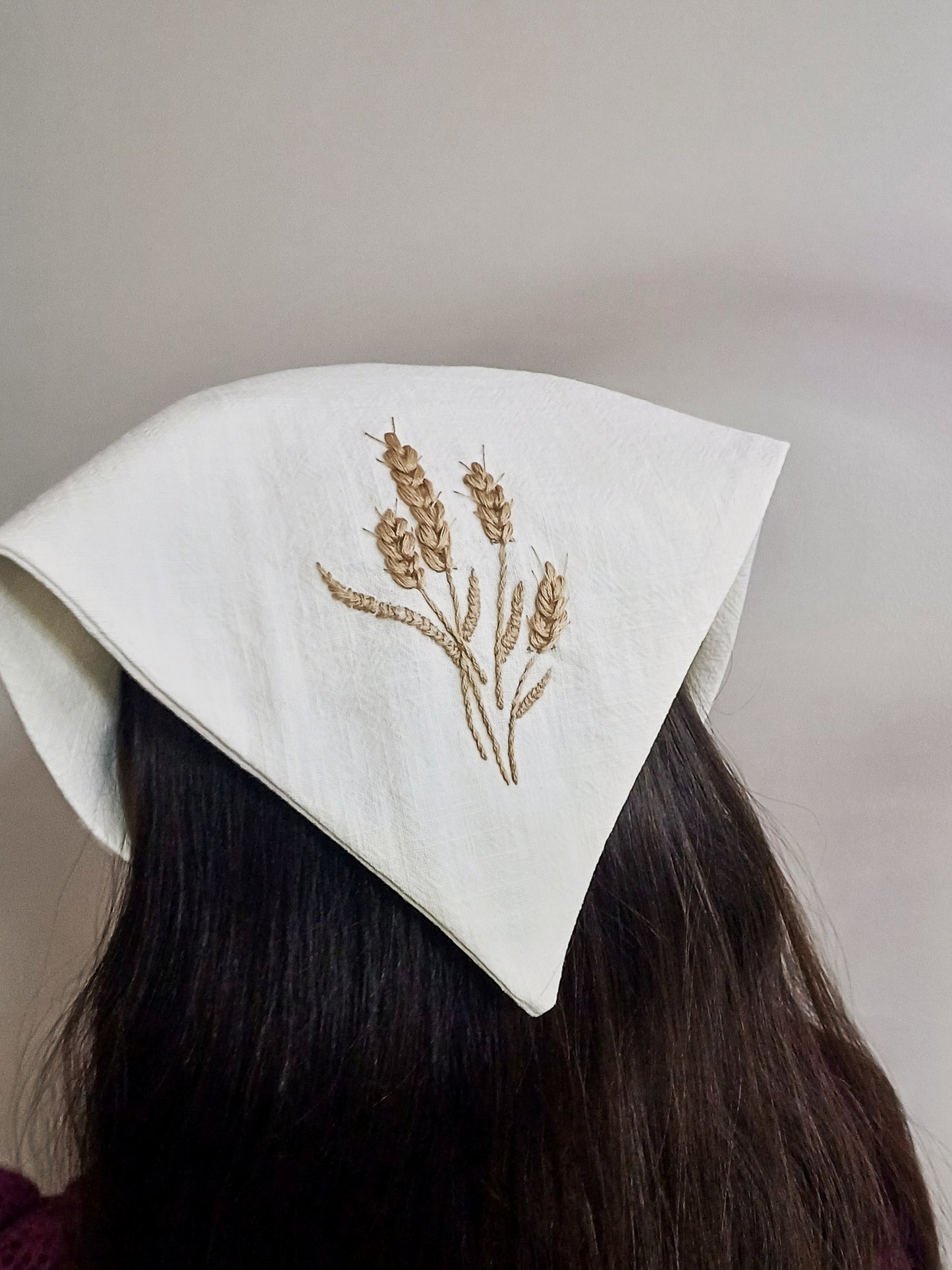 Joséphine, the small linen scarf with handmade embroidery