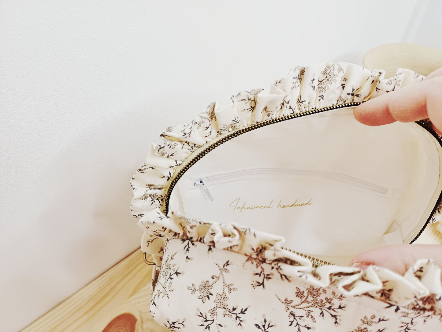 Colette, la trousse de toilette et son chouchou