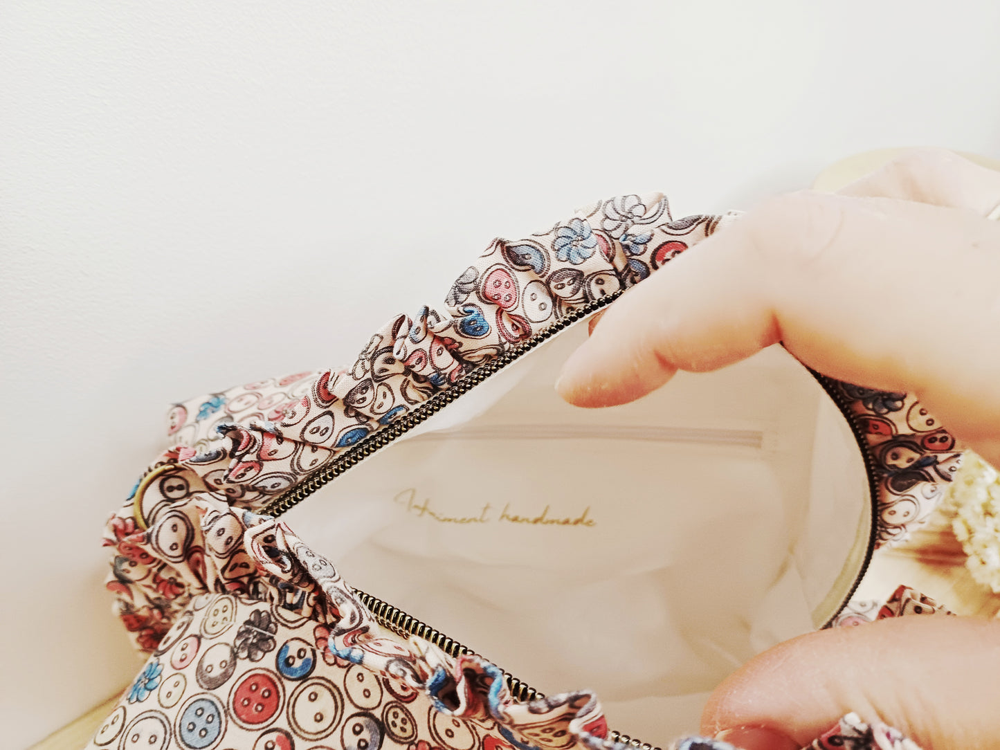 Colette, la trousse de toilette et son chouchou