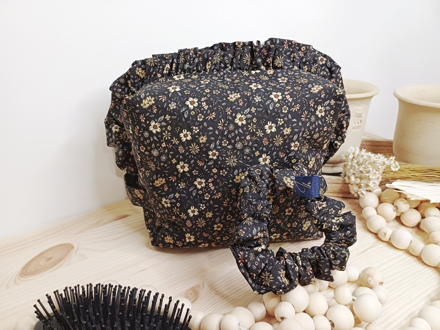 Colette, la trousse de toilette et son chouchou
