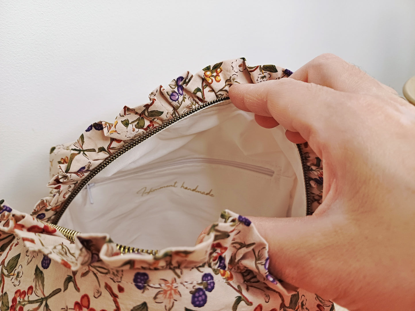 Colette, la trousse de toilette et son chouchou