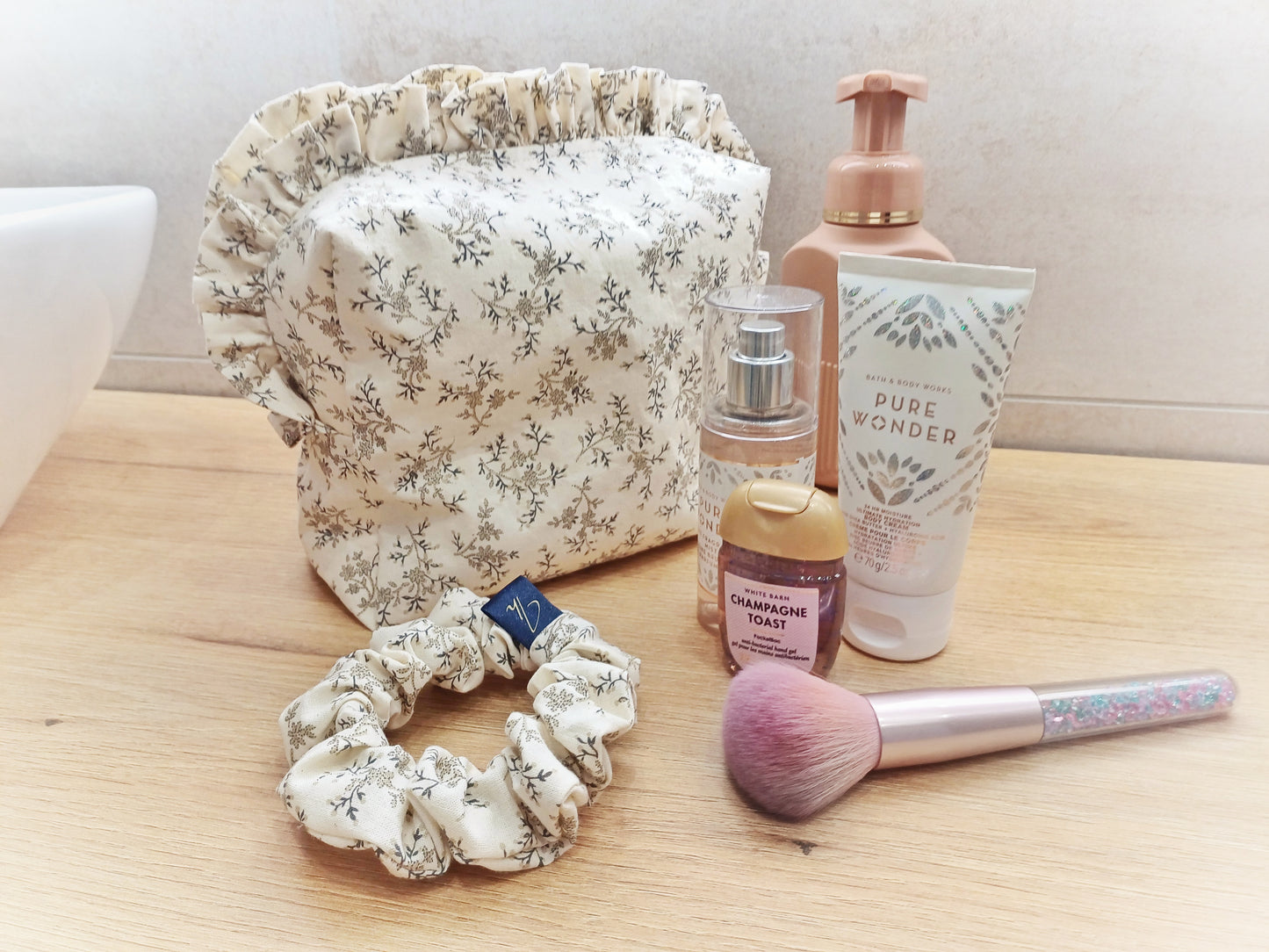 Colette, la trousse de toilette et son chouchou