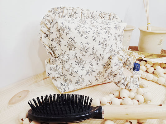 Colette, la trousse de toilette et son chouchou